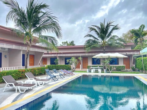 Property building, Day, Pool view, Swimming pool, sunbed