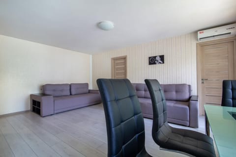 Lux 2-bedroom Most City area Center, spa bath Apartamento in Dnipro