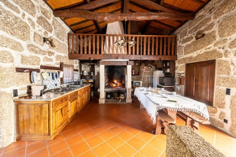 Casa do Souto Vieira do Minho - Casa Rural com piscina by House and People House in Vila Real District