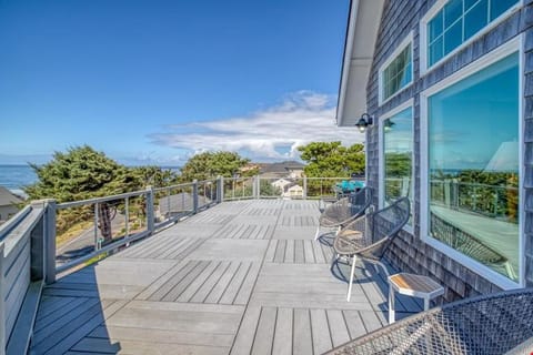 Cape Cod Northwest House in Lincoln City