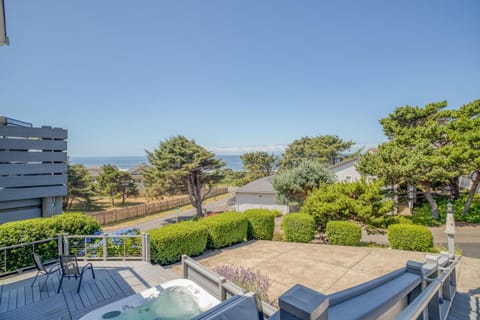 Cape Cod Northwest House in Lincoln City