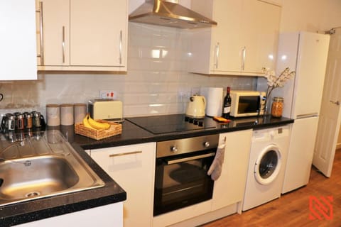 Modern Newgate Apartments - Convenient Location, Close to All Local Amenities Condo in Stoke-on-Trent