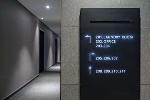 Text overlay, elevator