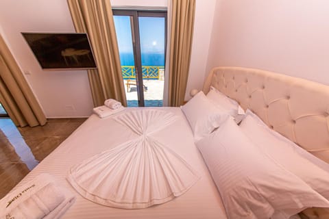 Photo of the whole room, Bedroom, Sea view