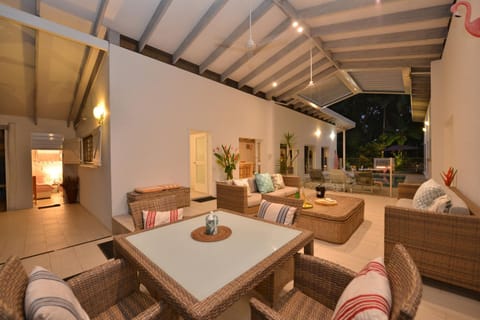 Pavilions in the Palms Heated Pool Short Path To Beach Five Bedrooms Sleeps 14 House in Port Douglas