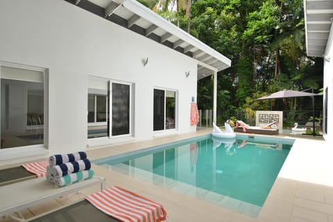 Pavilions in the Palms Heated Pool Short Path To Beach Five Bedrooms Sleeps 14 Casa in Port Douglas