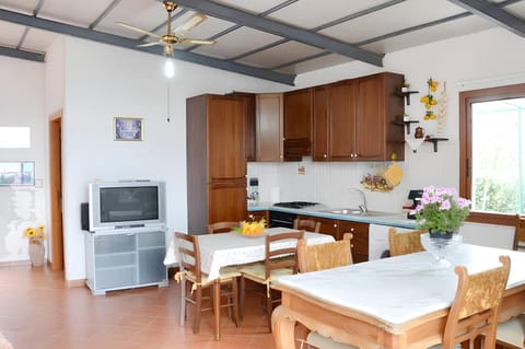 2 bedrooms house with wifi at Campofelice di Roccella 5 km away from the beach House in Campofelice di Roccella