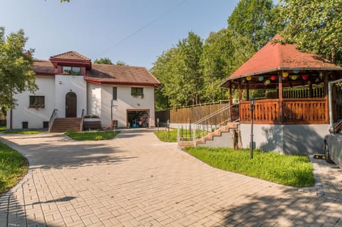 Property building, Spring, Day, Garden, Garden view