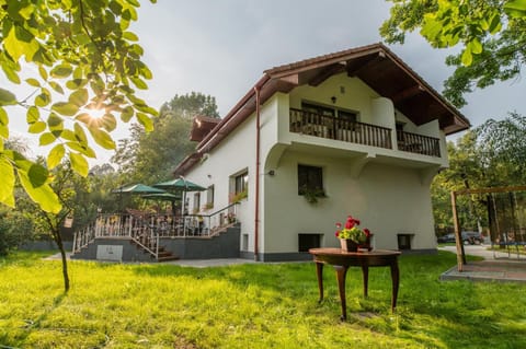 Property building, Patio, Spring, Day, Natural landscape, Garden, View (from property/room), Balcony/Terrace, Garden view