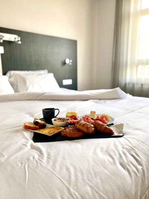 Bedroom, Breakfast