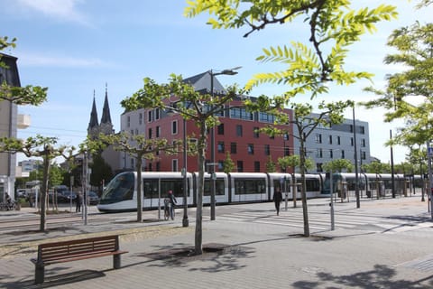 Facade/entrance, Off site, Neighbourhood, Street view