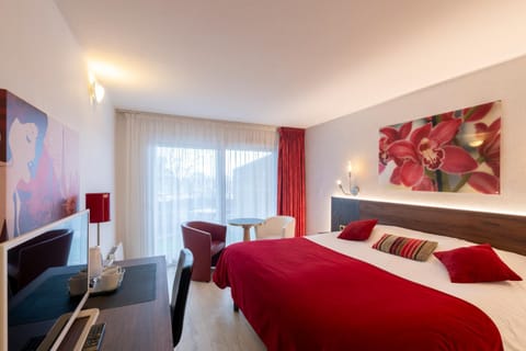 Bed, TV and multimedia, Photo of the whole room, Bedroom