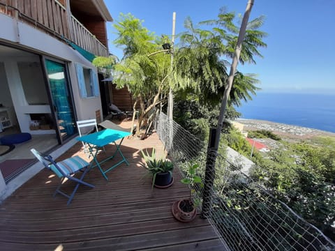 Bungalow d'une chambre avec vue sur la mer piscine partagee et jardin clos a Saint Leu a 7 km de la plage House in Saint-Leu