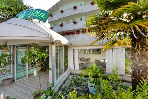 Facade/entrance, Day, Garden, Balcony/Terrace