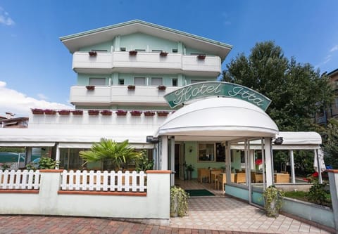 Property building, Facade/entrance, Summer, View (from property/room), Balcony/Terrace