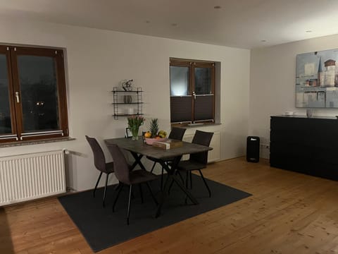 Kitchen or kitchenette, Seating area, Dining area