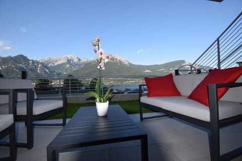 Balcony/Terrace, Lake view, Mountain view