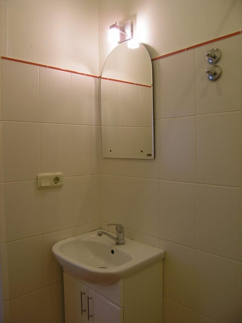 Shower, Toilet