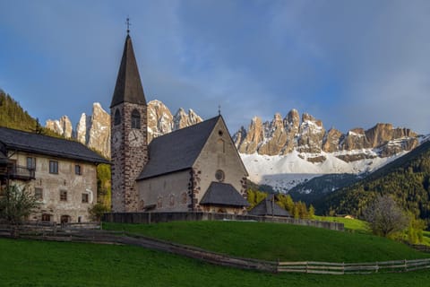 Nearby landmark, Natural landscape, Landmark view, Mountain view