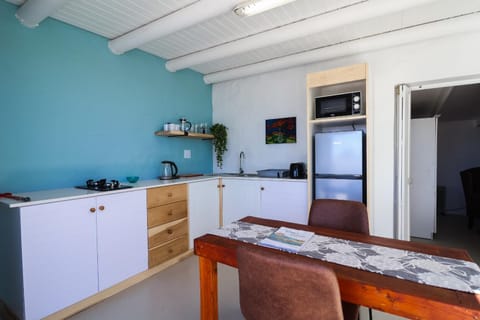 Kitchen or kitchenette, Seating area, Dining area