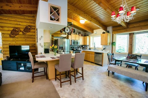 Kitchen or kitchenette, Dining area