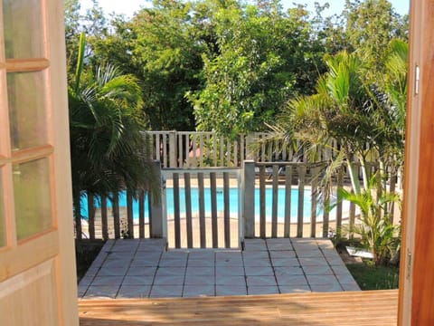 Chalet d'une chambre avec piscine partagee jardin et wifi a Bouillante a 1 km de la plage Chalet in Bouillante