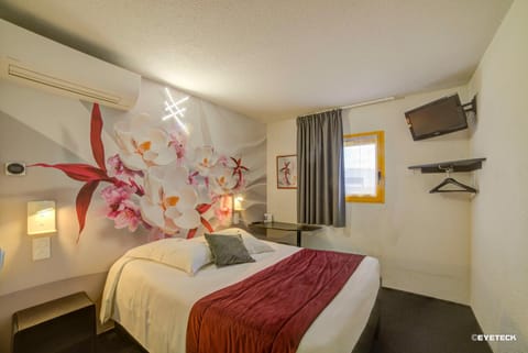 Bed, TV and multimedia, Photo of the whole room, Bedroom
