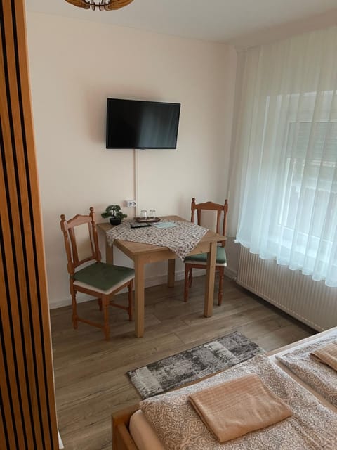 Airport Jazmin Guesthouse Bed and Breakfast in Budapest