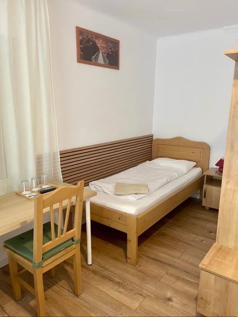 Airport Jazmin Guesthouse Bed and Breakfast in Budapest