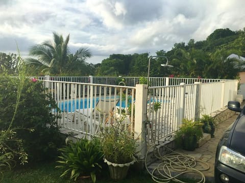Studio avec vue sur la mer piscine partagee et jardin clos a Deshaies a 2 km de la plage Apartment in Deshaies