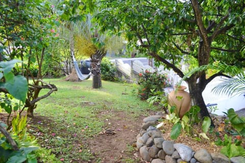 Studio avec vue sur la mer piscine partagee et jardin clos a Deshaies a 2 km de la plage Apartment in Deshaies