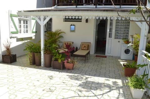 Studio avec vue sur la mer piscine partagee et jardin clos a Deshaies a 2 km de la plage Condo in Deshaies