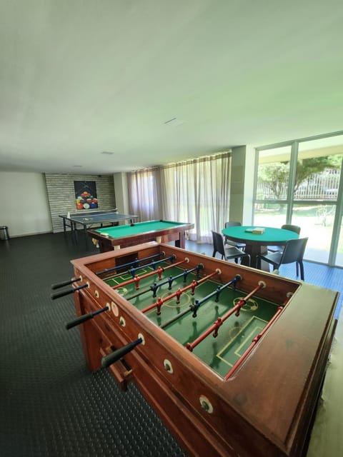 Billiard, Game Room