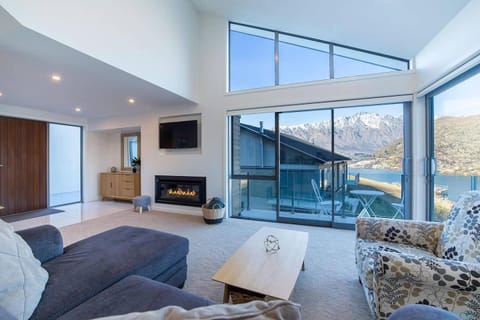 Natural landscape, TV and multimedia, Living room, Seating area, Lake view, Mountain view, fireplace