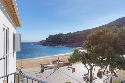 Property building, Nearby landmark, Staff, Day, People, Natural landscape, Beach, Mountain view, Sea view, children, young children, older children, Family, sunbed