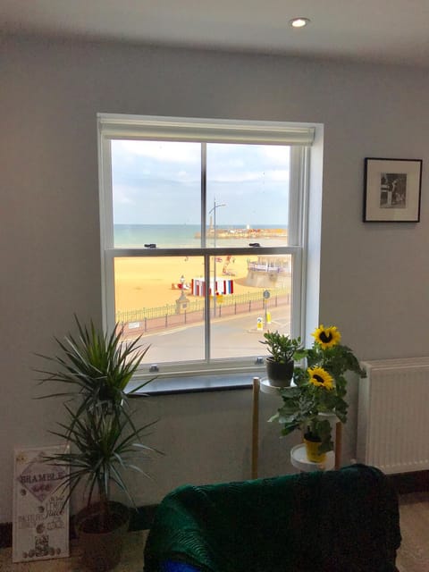 The Sunset Apartment - Margate Beach - By Goldex Coastal Breaks Appartement in Margate