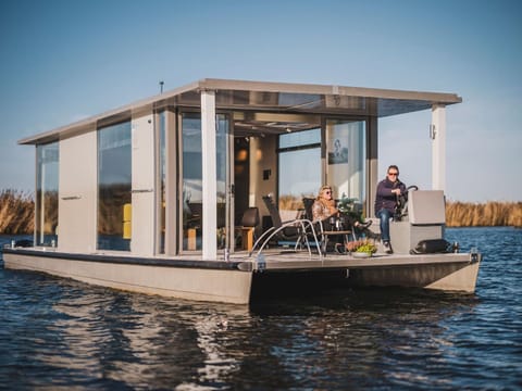 AquaHome - NP de Biesbosch - Bijzonder overnachten op een houseboat! Chalet in Dordrecht