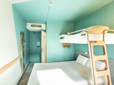 Bed, Photo of the whole room, Bedroom, bunk bed, air conditioner