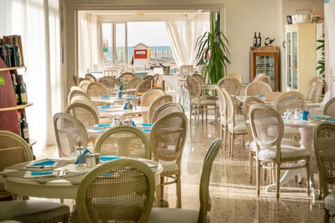 Restaurant/places to eat, Lounge or bar