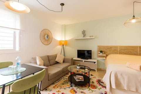 TV and multimedia, Living room, Photo of the whole room, Seating area, Dining area