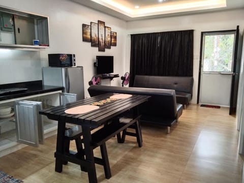 2BR townhouses good for 12pax each & NETFLIX & 100Mbps WIFI & pool resort 2min walk & 3km outside Pico de Loro Cove & Calayo Cove - with Endorsement for Pico de Loro Cove daytour & Boat-Tour & Island Hopping assistance House in Nasugbu