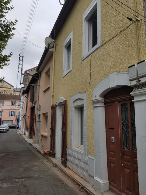 Facade/entrance, Neighbourhood