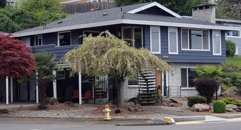 Property building, Patio, Patio, BBQ facilities, Seating area, On site, Lake view