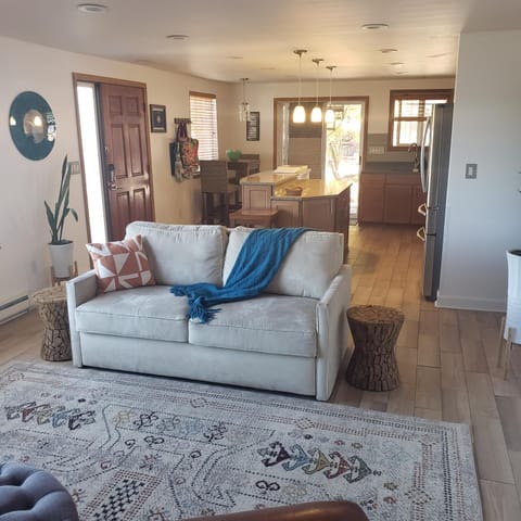 Water View Home Apartment in Bryn Mawr-Skyway