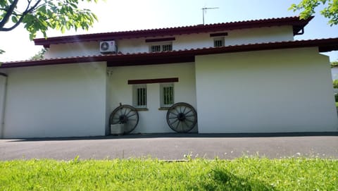 Appartement en rez de chaussee de maison Apartment in Espelette