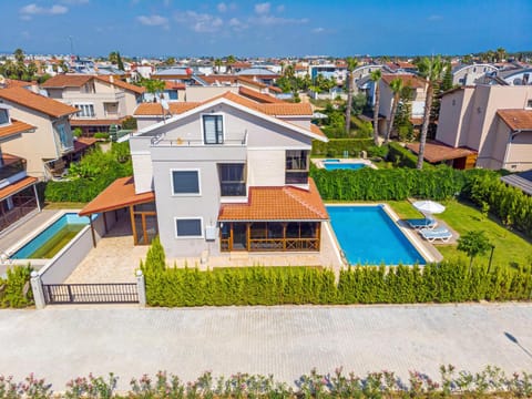 Property building, Day, Neighbourhood, Bird's eye view, Garden, Garden view, Pool view, Street view, Swimming pool, sunbed