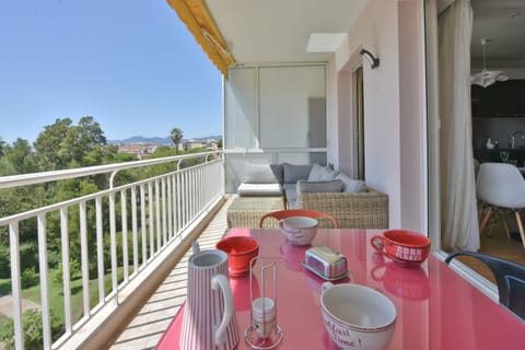 1-Br Apartment Sea View Steps from Beaches Apartment in Cannes