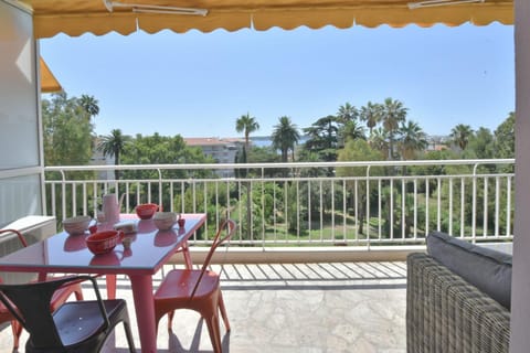 1-Br Apartment Sea View Steps from Beaches Apartment in Cannes