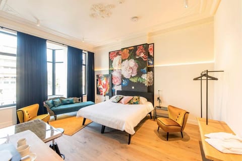 Bed, Photo of the whole room, Seating area