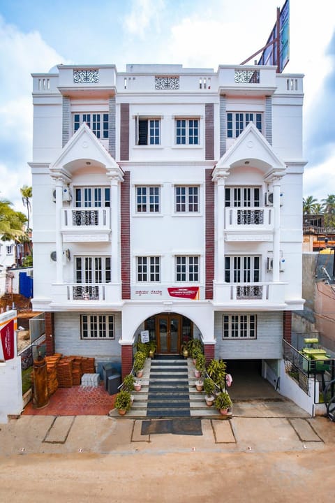 Property building, Facade/entrance, Bird's eye view, Decorative detail, Floor plan